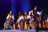 Grup Seni Reog SMPN 3 Ponorogo tampil di atas panggung saat mengikuti Festival 'Mask and Folklore' Internasional di Alun-alun Ponorogo, Jawa Timur, Minggu (28/7/2019) malam. Festival yang digelar Pemkab Ponorogo tersebut selain diikuti tuan rumah Indonesia juga kontingen dari tujuh negara, yaitu Rusia, Slovakia, Uzbekistan, Korea Selatan, Timor Leste, Ekuador, Meksiko, dimaksudkan utuk memproposikan potensi Ponorogo melalui delegasi festival. Antara Jatim/Siswowidodo