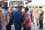 Sejumlah perwira TNI AU memberikan ucapan dan menjabat tangan purnawirawan saat pelepasan para purnawirawan pada peringatan Hari Bakti ke-72 TNI AU di lapangan upacara Lanud Iswahjudi, Magetan, Jawa Timur, Senin (29/7/2019). Lanud Iswahjudi melepas 89 orang prajurit TNI AU dan Pegawai Negeri Sipil (PNS) yang memasuki masa pensiun terhitung Oktober 2018 hingga April 2019. Antara Jatim/Siswowidodo/zk