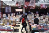 Pengunjung memilih buku yang dipajang dalam pameran dan pasar buku literasi bertajuk 