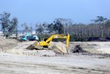 Sejumlah alat berat beroperasi di kawasan pembangunan Bendungan Nasional Semantok di Kecamatan Rejoso, Nganjuk, Jawa Timur, Senin (29/7/2019). Meski pembangunannya sempat terhambat akibat terkendala sejumlah perizinan lingkungan, namun Balai Besar Wilayah Sungai (BBWS) Brantas optimistis progres pembangunan bendungan yang merupakan salah satu Proyek Strategis Nasional dengan anggaran sebsesar Rp.1,9 Triliyun dan ditargetkan rampung pada 2021 tersebut mampu dikebut hingga mencapai 30 persen pada akhir 2019. Antara Jatim/Irfan Anshori/zk