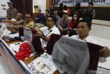 Kapolresta Kediri AKBP Anthon Haryadi (tengah) memperlihatkan sejumlah barang bukti berikut menghadirkan 5 orang artis sinetron dan seorang tersangka berinisial RS saat rilis kasus penipuan casting artis di Polresta Kediri, Jawa Timur, Senin (29/7/2019). Tersangka berhasil meraup kentungan sebesar Rp280.700.000 yang ia dapatkan dari 25 orang korban dengan modus casting artis dan produksi sinetron sekaligus menjanjikan akan ditayangkan di salah satu stasiun tv nasional. Antara Jatim/Prasetia Fauzani/zk