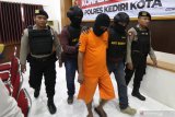  Polisi menggiring tersangka kasus penipuan casting artis berinisial RS (tengah) saat gelar kasus di Polresta Kediri, Jawa Timur, Senin (29/7/2019). Tersangka berhasil meraup kentungan sebesar Rp280.700.000 yang ia dapatkan dari 25 orang korban dengan modus casting artis dan produksi sinetron sekaligus menjanjikan akan ditayangkan di salah satu stasiun tv nasional. Antara Jatim/Prasetia Fauzani/zk