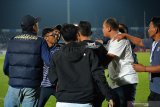 Sejumlah penonton memasuki lapangan saat pertandingan sepakbola Persela Lamongan melawan Borneo FC di Stadion Surajaya Lamongan, Jawa Timur, Senin (29/7/2019). Kericuhan penonton dan beberapa perangkat pertandingan di laga tersebut diduga dipicu oleh kekecewaan terhadap keputusan wasit yang memberi hadiah penalti kepada tim tamu Borneo FC di menit akhir babak kedua. Antara Jatim/Syaiful Arif/zk