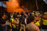 Sejumlah penonton melakukan protes saat pertandingan sepakbola Persela Lamongan melawan Borneo FC di Stadion Surajaya Lamongan, Jawa Timur, Senin (29/7/2019). Kericuhan penonton dan beberapa perangkat pertandingan di laga tersebut diduga dipicu oleh kekecewaan terhadap keputusan wasit yang memberi hadiah penalti kepada tim tamu Borneo FC di menit akhir babak kedua. Antara Jatim/Syaiful Arif/zk