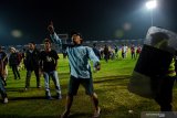 Sejumlah penonton memasuki lapangan saat pertandingan sepakbola Persela Lamongan melawan Borneo FC di Stadion Surajaya Lamongan, Jawa Timur, Senin (29/7/2019). Kericuhan penonton dan beberapa perangkat pertandingan di laga tersebut diduga dipicu oleh kekecewaan terhadap keputusan wasit yang memberi hadiah penalti kepada tim tamu Borneo FC di menit akhir babak kedua. Antara Jatim/Syaiful Arif/zk