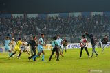 Sejumlah penonton memasuki lapangan saat pertandingan sepakbola Persela Lamongan melawan Borneo FC di Stadion Surajaya Lamongan, Jawa Timur, Senin (29/7/2019). Kericuhan penonton dan beberapa perangkat pertandingan di laga tersebut diduga dipicu oleh kekecewaan terhadap keputusan wasit yang memberi hadiah penalti kepada tim tamu Borneo FC di menit akhir babak kedua. Antara Jatim/Syaiful Arif/zk