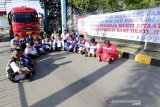 Karyawan PT.Pertamina (persero) Aceh yang tergabung dalam Federasi Serikat Pekerja Pertamina Bersatu (FSPPB) melakukan aksi penolakan pengalihan bisnis LNG di Terminal Bahan Bakar Minyak (TBBM) Krueng, Raya, Aceh Besar, Aceh, Senin (29/7/2019). FSPPB meminta Pemerintah mempertahankan bisnis LNG pada Pertamina dan menyusun program kerja rencana bisnis LNG yang mendukung “security of supply” untuk menjaga kedaulatan energi nasional serta menghentikan upaya pengalihan proses bisnis LNG yang dilakukan melalui Holding Migas ke PGN. (Antara Aceh / Irwansyah Putra)