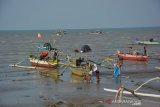 Perahu nelayan tradisional bersandar di pesisir Pantai Tuban, Jawa Timur, Senin (29/7/2019). Berdasarkan catatan Direktur Jenderal Perikanan Tangkap Kementerian Kelautan dan Perikanan (KKP) dari total 7.987 kapal perikanan yang beroperasi, terdapat 2.183 kapal yang belum mengantongi izin, sehingga berpotensi menimbulkan kerugian bagi negara yang diasumsikan sebesar 156.050 gross ton (GT) atau setara dengan Rp 137,846 miliar. Antara Jatim/Syaiful Arif/zk.