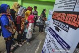 Pencari kerja dari kalangan penyandang disabiltas melamar kerja di stan disabilitas pada Job Fair Dinas Tenaga Kerja Kota Tasikmalaya di Gor Sukapura, Kota Tasikmalaya, Jawa Barat, Selasa (30/7/2019). Kementerian Ketenagakerjaan mengajak perusahaan mempekerjakan penyandang disabilitas dan jumlah pekerja penyandang disabilitas yang telah bekerja di perusahaan dalam negeri saat ini yakni sebanyak 2.851 orang. ANTARA JABAR/Adeng Bustomi/agr