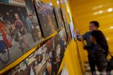 Pengunjung melihat pameran foto bertajuk 