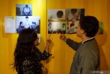 Pengunjung melihat pameran foto bertajuk 