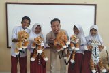 Peringati HHI, Baznas bagi 500 boneka harimau kepada siswa Sigi dan Donggala