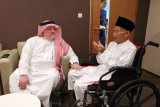Saudi ambassador sees off Uhi, 94-year-old pilgrim for hajj