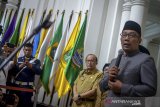 Gubernur Jawa Barat Ridwan Kamil memberikan keterangan kepada awak media saat menggelar konferensi pers terkait penetapan tersangka dugaan kasus suap Meikarta yang melibatkan Sekda Jabar Iwa Karniwa di Gedung Sate, Bandung, Jawa Barat, Selasa (30/7/2019). Dalam keterangannya, Ridwan Kamil menunjuk Daud Achmad sebagai Pelaksana Harian (Plh) Sekda Jabar. ANTARA JABAR/Raisan Al Farisi/agr