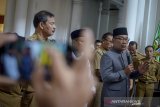 Gubernur Jawa Barat Ridwan Kamil memberikan keterangan kepada awak media saat menggelar konferensi pers terkait penetapan tersangka dugaan kasus suap Meikarta yang melibatkan Sekda Jabar Iwa Karniwa di Gedung Sate, Bandung, Jawa Barat, Selasa (30/7/2019). Dalam keterangannya, Ridwan Kamil menunjuk Daud Achmad sebagai Pelaksana Harian (Plh) Sekda Jabar. ANTARA JABAR/Raisan Al Farisi/agr