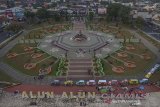 Foto udara suasana Alun-Alun Kabupaten Ciamis di Jawa Barat, Senin (29/7/2019). Berdasarkan hasil temuan Tim Pengawal, Pengamanan Pemerintah dan Pembangunan Daerah (TP4D) Kejaksaan Negeri Ciamis, proyek revitalisasi Alun-Alun Ciamis yang bersumber dari dana bantuan provinsi tahun 2018 senilai Rp2,3 milyar itu bermasalah dan kasus tersebut masih mandek atau tidak diproses oleh kejaksaan tersebut. ANTARA JABAR/Adeng Bustomi/agr