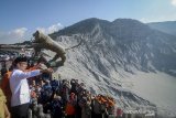 Gubernur Jawa Barat Ridwan Kamil (kedua kiri) mendengarkan penjelasan mengenai aktivitas Kawah Ratu dari petugas di Gunung Tangkuban Parahu, Kabupaten Subang, Jawa Barat, Senin (29/7/2019). Dalam Kunjungannya, Ridwan Kamil mengatakan pembukaan Kawasan Taman Wisata Alam Gunung Tangkuban Parahu akan ditentukan dalam dua hari kedepan setelah melakukan rapat koordinasi dengan BPBD, Polri, TNI, PVMBG, serta pengelola TWA. ANTARA JABAR/Raisan Al Farisi/agr