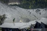 Pedagang membersihkan atap kiosnya dari debu vulkanik pascaerupsi Gunung Tangkuban Parahu, di Kabupaten Subang, Jawa Barat, Senin (29/7/2019). Pengelola Taman Wisata Alam Gunung Tangkuban Parahu meyatakan, Wisata Kawah Ratu Gunung Tangkuban Parahu akan dibuka setelah kawasan wisata tersbut bersih dari debu vulkanik. ANTARA JABAR/Raisan Al Farisi/agr