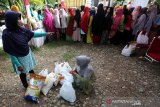 Warga antre untuk membeli kebutuhan pokok yang dijual pada pasar murah di halaman Kantor Camat Meuraxa, Banda Aceh, Aceh, Selasa (30/7/2019). Pemerintah Aceh bersama Perum Bulog menggelar 92 titik pasar murah yang tersebar di 23 Kabupaten/Kota guna meringankan beban warga pada perayaan hari raya Idul Adha 2019. (Antara Aceh / Irwansyah Putra)