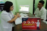 Dokter memberi penjelasan kepada warga saat digelarnya deteksi dini (screening) penyakit hepatitis dalam memperingati Hari Hepatitis Sedunia di RSUP Sanglah, Denpasar, Bali, Selasa (30/7/2019). Kegiatan yang digelar Kementerian Kesehatan Republik Indonesia dan Dinas Kesehatan Provinsi Bali tersebut untuk mendeteksi penyakit hepatitis sekaligus memberi imbauan agar masyarakat rutin memeriksakan diri ke pusat pelayanan kesehatan terdekat. ANTARA FOTO/Nyoman Hendra Wibowo/nym.