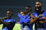 Selebrasi pesepak bola Arema FC, Makan Konate (tengah) dan rekan-rekannya usai mencetak gol di gawang Persib Bandung dalam pertandingan Liga I di Stadion Kanjuruhan, Malang, Jawa Timur, Selasa (30/7/2019). Di akhir babak pertama, Arema sementara unggul atas Persib dengan skor 3-0. Antara Jatim/Ari Bowo Sucipto/zk.