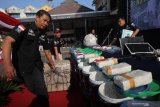 Polisi menata sejumlah barang bukti saat ungkap kasus peredaran narkotika di Polres Pelabuhan Tanjung Perak, Surabaya, Jawa Timur, Rabu (31/7/2019). Satuan Tugas (Satgas) Narkoba Polda Jawa Timur berhasil menangkap lima tersangka dan mengamankan barang bukti narkotika jenis Sabu dengan berat sekitar 49,93 kilogram selama bulan Februari sampai Juli 2019. Antara Jatim/Didik Suhartono/ZK