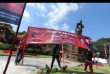 Pekerja memasang atribut partai PDI Perjuangan di kawasan Renon, Denpasar, Bali, Rabu (31/7/2019). Pemasangan berbagai atribut seperti bendera, spanduk, baliho, dan umbul-umbul di sejumlah kawasan di Bali tersebut untuk menyambut Kongres V PDI Perjuangan yang akan diselenggarakan di Sanur, Denpasar pada 8-11 Agustus mendatang. ANTARA FOTO/Fikri Yusuf/nym.
