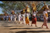 Umat Hindu membawa benda sakral dalam upacara Melasti yaitu rangkaian persiapan persembahyangan menjelang Hari Raya Kuningan di Pura Sakenan, Desa Serangan, Denpasar, Bali, Rabu (31/7/2019). Puncak upacara persembahyangan di pura tersebut bertepatan dengan Hari Raya Kuningan pada Sabtu (3/8) sekaligus sebagai rangkaian perayaan kemenangan 
