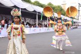 Peserta Jember Fashion Carnaval (JFC) mengikuti pembukaan JFC ke-18 di Jember, Jawa Timur, Rabu (31/7/2019). Karnaval jalan raya sepanjang 3,6 kilometer itu, tahun ini bertema 