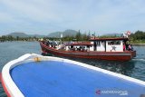 Kapal kayu mengangkut penumpang orang dan barang kebutuhan pokok dari pulau Nasi, Aceh Besar, tiba di pelabuhan Ulee Lheue, kecamatan Meuraxa, Banda Aceh, Aceh, Rabu (31/7/2019). Masyarakat Pulau Nasi dan Pulau Beras di kabupaten Aceh Besar itu masih menggandalkan kapal kontruksi kayu untuk memasok kebutuhan pokok , termasuk BBM, LPG dan bahan bangunan dari daratan Banda Aceh, karena belum adanya kapal khusus penyeberangan. (Antara Aceh/Ampelsa)
