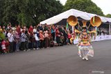 Peserta Jember Fashion Carnaval (JFC) mengikuti pembukaan JFC ke-18 di Jember, Jawa Timur, Rabu (31/7/2019). Karnaval jalan raya sepanjang 3,6 kilometer itu, tahun ini bertema 