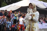 Peserta Jember Fashion Carnaval (JFC) mengikuti pembukaan JFC ke-18 di Jember, Jawa Timur, Rabu (31/7/2019). Karnaval jalan raya sepanjang 3,6 kilometer itu tahun ini bertema 