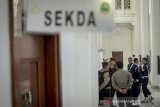 Anggota kepolisian menjaga ruangan Sekda Jabar non aktif Iwa Karniwa saat penggeledahan oleh penyidik KPK di Gedung Sate, Bandung, Jawa Barat, Rabu (31/7/2019). Penggeledahan tersebut dilakukan untuk mencari alat bukti dari tersangka Iwa Karniwa guna kepentingan penyidikan atas dugaan kasus suap proyek Meikarta. ANTARA JABAR/Raisan Al Farisi/agr