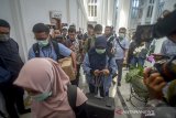 Penyidik KPK membawa berkas usai melakukan penggeledahan ruang kerja Sekda Jabar non Aktif Iwa Karniwa di Gedung Sate, Bandung, Jawa Barat, Rabu (31/7/2019). Penggeledahan tersebut dilakukan untuk mencari alat bukti dari tersangka Iwa Karniwa guna kepentingan penyidikan atas dugaan kasus suap proyek Meikarta. ANTARA JABAR/Raisan Al Farisi/agr