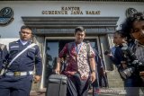 Penyidik KPK membawa berkas usai melakukan penggeledahan ruang kerja Sekda Jabar non Aktif Iwa Karniwa di Gedung Sate, Bandung, Jawa Barat, Rabu (31/7/2019). Penggeledahan tersebut dilakukan untuk mencari alat bukti dari tersangka Iwa Karniwa guna kepentingan penyidikan atas dugaan kasus suap proyek Meikarta. ANTARA JABAR/Raisan Al Farisi/agr