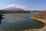 Kondisi Waduk Bajulmati, Banyuwangi, Jawa Timur, Rabu (31/7/2019). Waduk yang mampu menampung air sekitar 10 juta meterkubik tersebut pada musim kemarau mengalami penurunan volume air namun diharapkan dapat mensuplai kebutuhan air untuk pertanian di wilayah itu.  Antara Jatim/Budi Candra Setya/zk