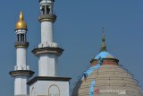 Pekerja melakukan pengecatan kubah Masjid di Desa Podoroto, Kecamatan Kesamben, Kabupaten Jombang, Jawa Timur, Rabu (31/7/2019). Pengecatan kubah tersebut untuk memperindah masjid dalam menyambut Hari Raya Idul Adha 2019 yang diperkirakan jatuh pada Minggu (11/8/2019), meski Pemerintah melalui Kementerian Agama (Kemenag) baru akan menggelar sidang isbat atau penetapan awal bulan Zulhijjah 1440 H, Kamis (1/8/2019). Antara Jatim/Syaiful Arif/zk.