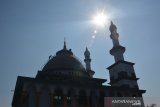 Pekerja melakukan pengecatan kubah Masjid di Desa Podoroto, Kecamatan Kesamben, Kabupaten Jombang, Jawa Timur, Rabu (31/7/2019). Pengecatan kubah tersebut untuk memperindah masjid dalam menyambut Hari Raya Idul Adha 2019 yang diperkirakan jatuh pada Minggu (11/8/2019), meski Pemerintah melalui Kementerian Agama (Kemenag) baru akan menggelar sidang isbat atau penetapan awal bulan Zulhijjah 1440 H, Kamis (1/8/2019). Antara Jatim/Syaiful Arif/zk.