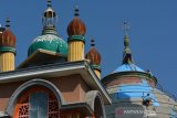 Pekerja melakukan pengecatan kubah Masjid di Desa Podoroto, Kecamatan Kesamben, Kabupaten Jombang, Jawa Timur, Rabu (31/7/2019). Pengecatan kubah tersebut untuk memperindah masjid dalam menyambut Hari Raya Idul Adha 2019 yang diperkirakan jatuh pada Minggu (11/8/2019), meski Pemerintah melalui Kementerian Agama (Kemenag) baru akan menggelar sidang isbat atau penetapan awal bulan Zulhijjah 1440 H, Kamis (1/8/2019). Antara Jatim/Syaiful Arif/zk.