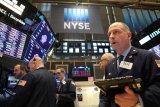 Wall Street berakhir lebih tinggi di tengah data ekonomi yang beragam