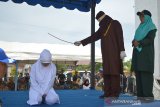 Terpidana pelanggar hukum syariat menjalani hukuman cambuk di masjid Biatussalihin Ulee Kareng,Banda Aceh, Aceh, kamis, (1/8/2019).
mahkamah syariat dijatuhkan hukuman cambuk delapan hingga 32 kali cambukan di depan umum terhadap 11 terpidana pelanggar Qanun Aceh.no 26 tahun 2014 tentang hukum jinayat. (Atara Aceh/ Putra Achruzar)