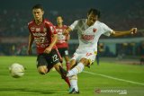 Pesepak bola PSM Makassar Rasyid Bakri (kanan)  melewati pesepak bola Bali United Dias Angga Putra dalam pertandingan Liga 1 2019 di Stadion I Wayan Dipta, Gianyar, Bali, Kamis (1/8/2019). Bali United menang atas PSM Makassar dengan skor 1-0. Antaranews Bali/Nyoman Budhiana.