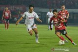 Pesepak bola Bali United Stefano Lilipaly (kedua kanan) berupaya menghindari pesepak bola PSM Makassar Beny Wahyudi dalam pertandingan Liga 1 2019 di Stadion I Wayan Dipta, Gianyar, Bali, Kamis (1/8/2019). Bali United menang atas PSM Makassar dengan skor 1-0. Antaranews Bali/Nyoman Budhiana.