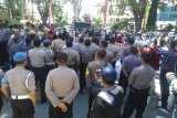 Ratusan orang demo Polda Sulteng tuntut YB ditahan
