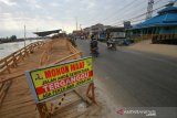 Pengendara melintas di Jembatan Sungai Gardu Banjarmasin, Kalimantan Selatan, Kamis (1/8/2019).Pengerjaan proyek pembangunan jembatan tersebut akan di lakukan setelah jembatan darurat yang hanya bisa dilalui roda dua rampung.Foto Antaranews Kalsel/Bayu Pratama S.