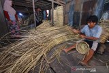 Perajin membuat keranjang bangunan dari bahan rotan di industri rumahan jalan Teluk Tiram Darat, Banjarmasin, Kalimantan Selatan, Kamis (1/8/2019).Menurut perajin, permintaan produk rotan mengalami penurunan akibatnya perajin rotan di tempat tersebut menutup usaha miliknya dan kini hanya ada satu yang tetap bertahan.Foto Antaranews Kalsel/Bayu Pratama S.