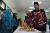 Wali Kota Madiun Maidi (kanan) berbincang dengan peserta saat digelar Lomba Masak Serba Ikan di Kota Madiun, Jawa Timur, Kamis (1/8/2019). Lomba memasak dengan bahan ikan tingkat Kota Madiun yang diikuti 27 kelurahan yang ada di Kota Madiun tersebut dimaksudkan untuk meningkatkan keterampilan masyarakat mengolah ikan sekaligus meningkatkan konsumsi ikan. Antara Jatim/Siswowidodo/zk.