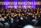 Gubernur Jawa Timur Khofifah Indar Parawansa (keempat kiri), Rektor Universitas Airlangga (Unair) Surabaya Mohammad Nasih (kelima kiri) serta para guru besar dan dosen mengikuti prosesi pengukuhan mahasiswa baru di Surabaya, Jawa Timur, Kamis (1/8/2019). Universitas Airlangga menerima 6.972 mahasiswa baru yang 128 diantaranya mahasiswa dari program kelas internasional, 16 mahasiswa berasal dari Malaysia yang akan dididik secara keilmuan, kemanusian dan ke-Indonesiaan. Antara Jatim/Moch Asim/zk.