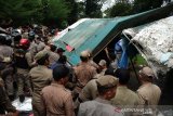 Petugas Satpol PP merobohkan tenda warung kopi (warkop) Elisabeth saat melakukan penggusuran, di Medan, Sumatera Utara, Kamis (1/8). Sejumlah warkop yang sering di kunjungi kawula muda di Medan tersebut digusur karena keberadaannya di badan jalan dan dinilai menimbulkan kemacetan. (Antara Sumut/Irsan)