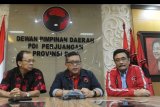 Sekjen PDI Perjuangan Hasto Kristiyanto (tengah), Ketua DPP PDI Perjuangan Djarot Saiful Hidayat (kanan) dan Ketua DPD PDI Perjuangan Provinsi Bali Wayan Koster (kiri) memberikan keterangan pers usai rapat persiapan Kongres V PDIP di Denpasar, Bali, Jumat (2/8/2019). Rapat tersebut dilakukan untuk memastikan kesiapan penyelenggaraan Kongres V PDI Perjuangan pada 8-11 Agustus 2019 di Sanur, Denpasar, yang mengambil tema 